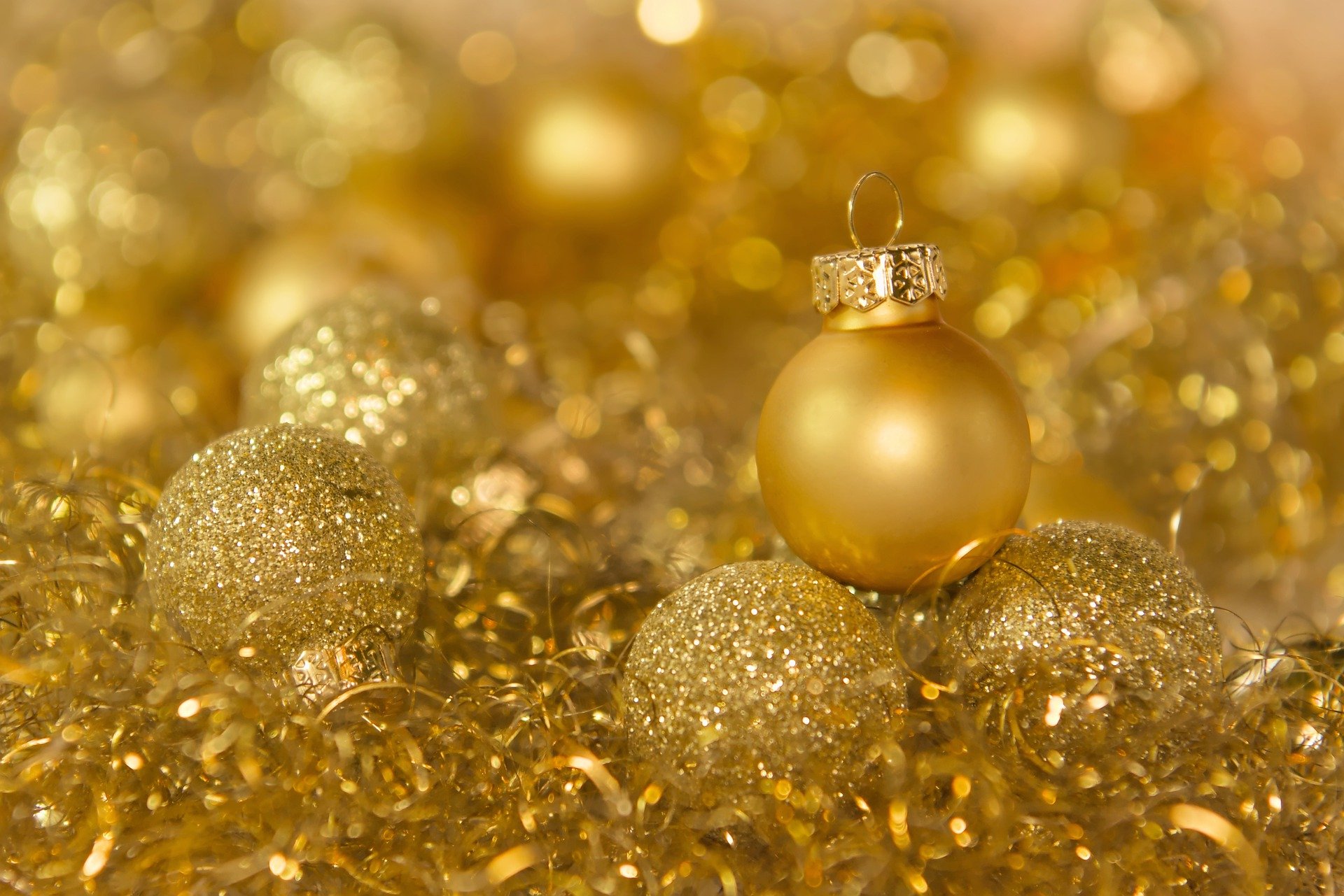 christmas-balls-golden